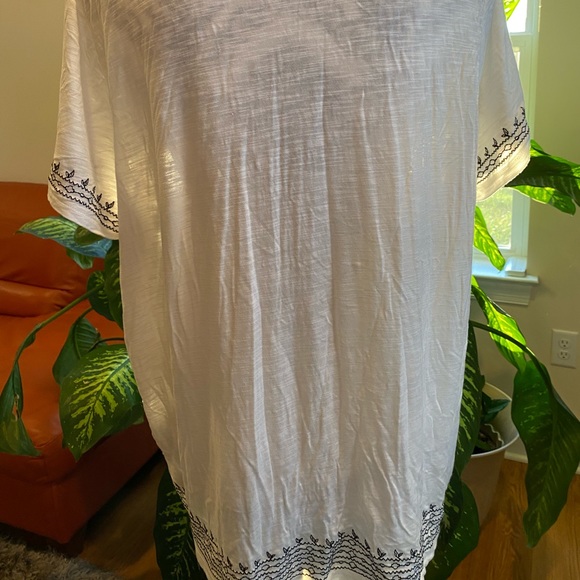 Black and white top with details. - Picture 3 of 3